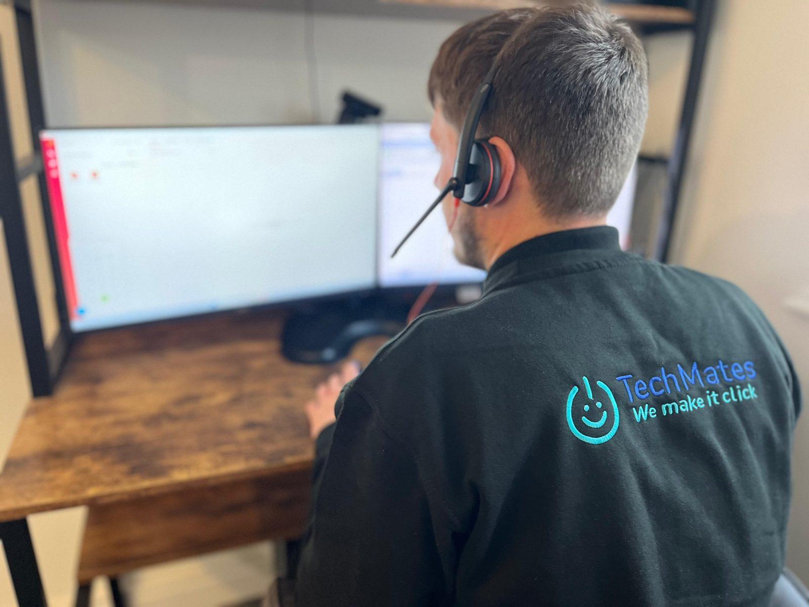TechMates expert helping a customer with their technology